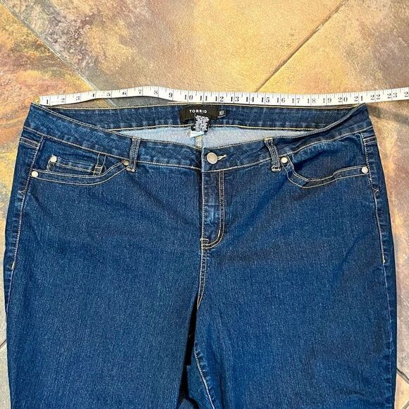 Torrid Denim 24 Short Jeans - Picture 3 of 8